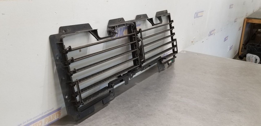 17 GMC YUKON AIR SHUTTER 5.3L