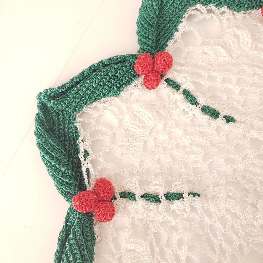 Cute Small Mistletoe Christmas Knitted Table Centerpiece