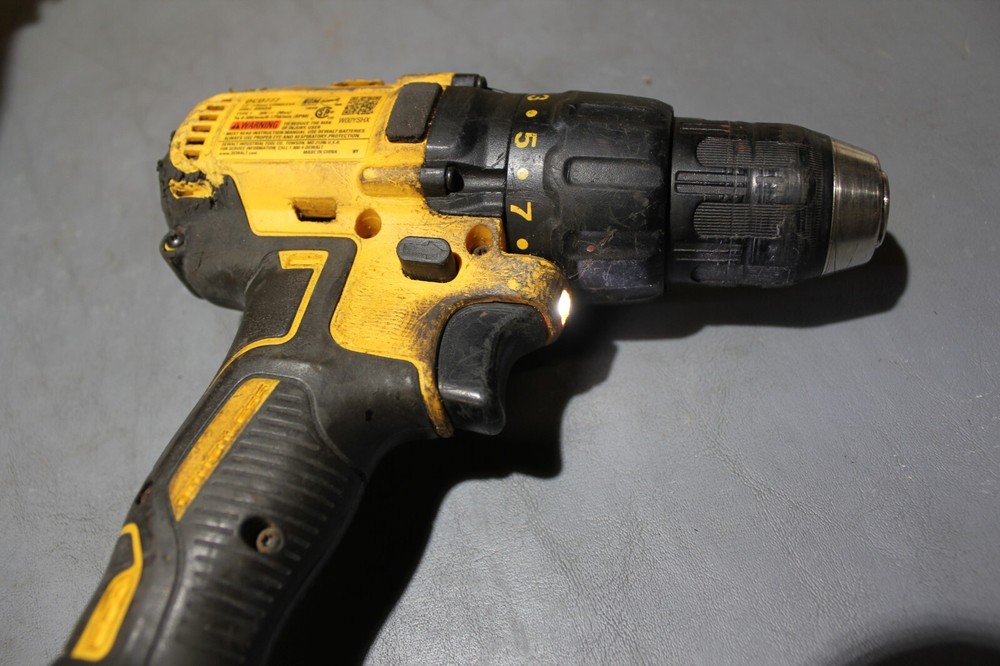 DEWALT DCD777 20V Cordless Drill Driver Kit