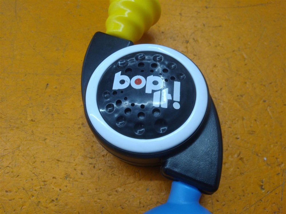 ⭐️⭐️⭐️⭐️⭐️ Bop It! Mini Travel Handheld 6" Game