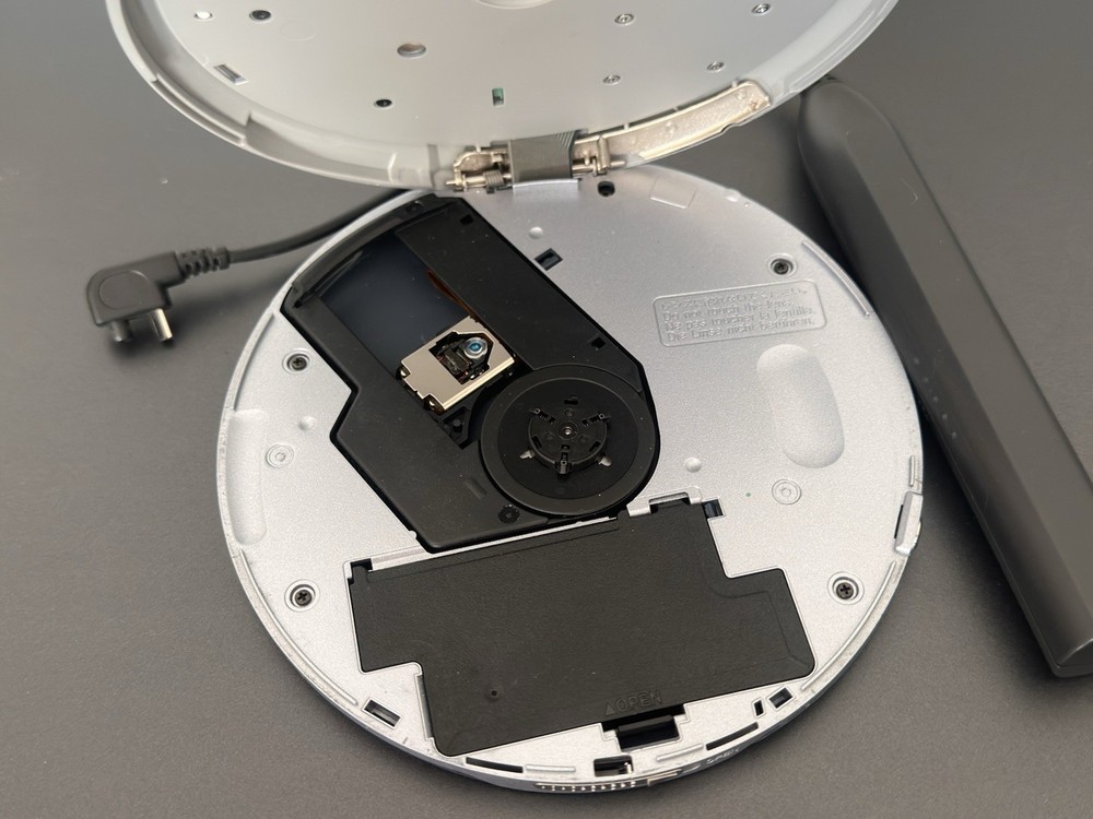 Panasonic SL-CT590 Personal CD Player, Silver. Pocket Player