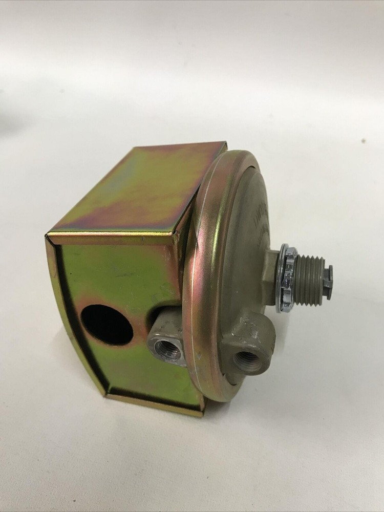 DWYER 1823-40 Diaphragm Vertical Pressure Switch