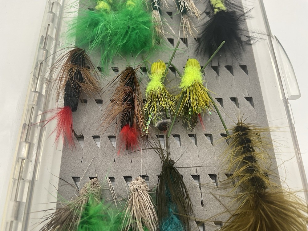 Anglers Image Plastic Fly Box 77 Fly Capacity, Includes 13 Flies Vintage