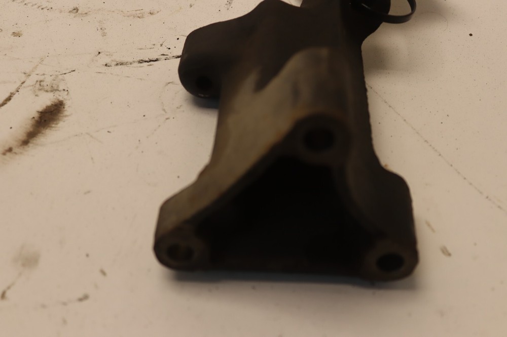 08-17 FREIGHTLINER CASCADIA 125 EVOLUTION DD15 DETROIT ENGINE BRACKET MOUNT OEM