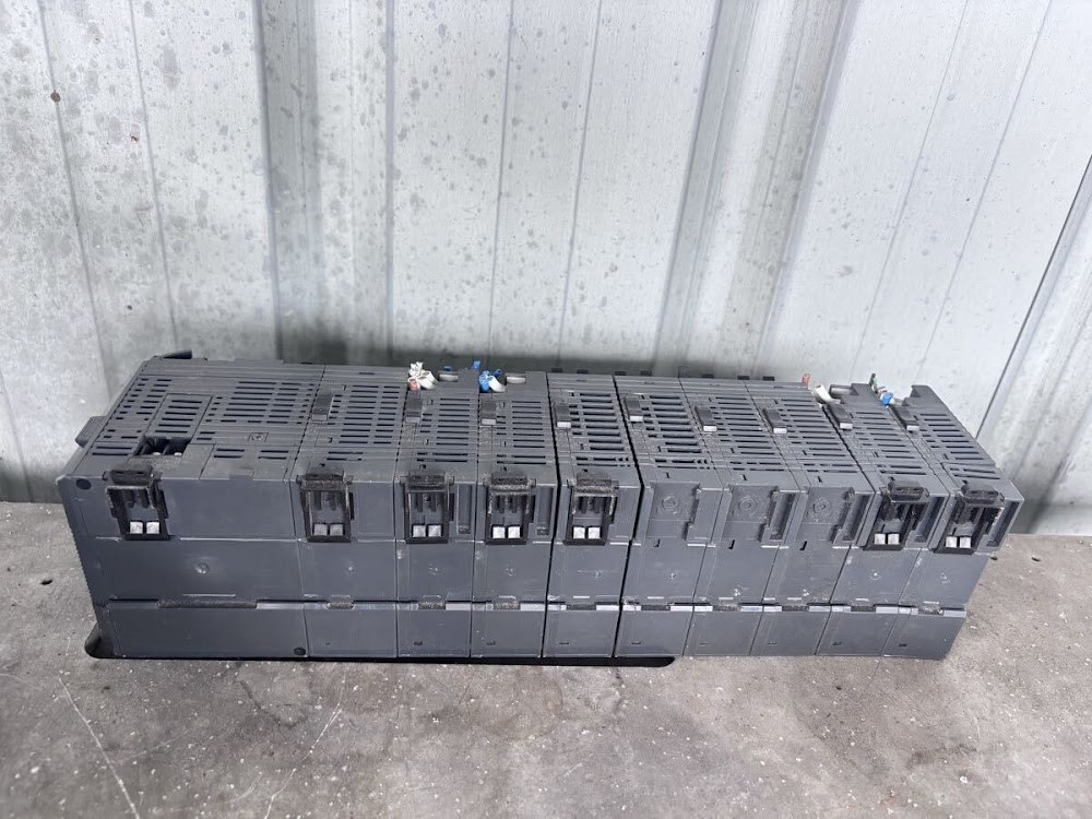 KEYENCE KV-5500 PLC Programmable Controller & Modules KV-B16XC KV-C64XC USED