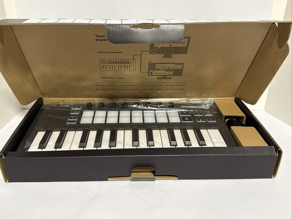 Novation Launchkey Mini Mk3 25 Mini-key Midi Keyboard Controller/Read