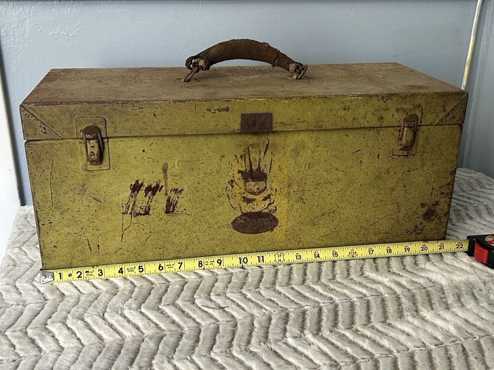 Vintage snap on toolbox missing tray SEE PICTURES