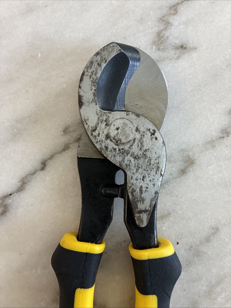 Preowned Southwire CCP9 High-Leverage Cable Cutter In Good Used Condition