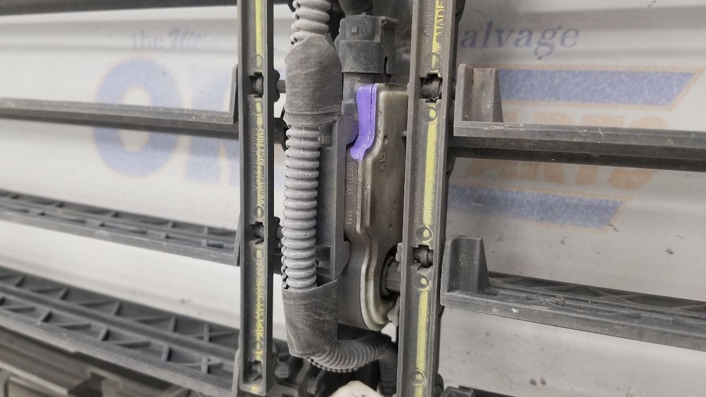 18 GMC YUKON 5.3L AIR SHUTTER