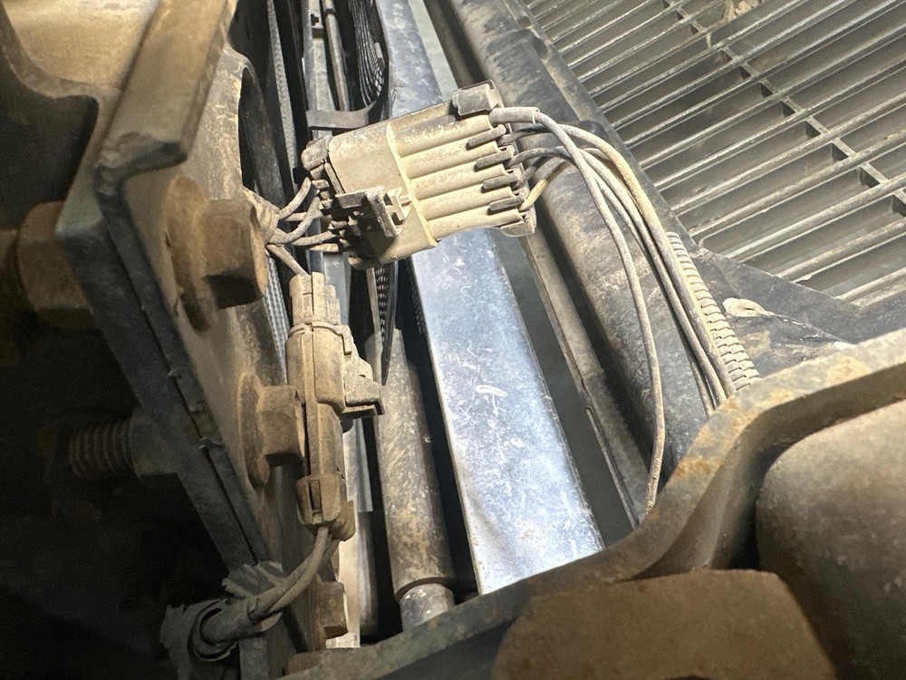 Volvo VNL Hood Hinge - Used