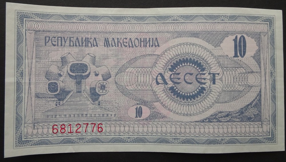 Macedonian 10 denar banknote dated 1992 in AUNC condition