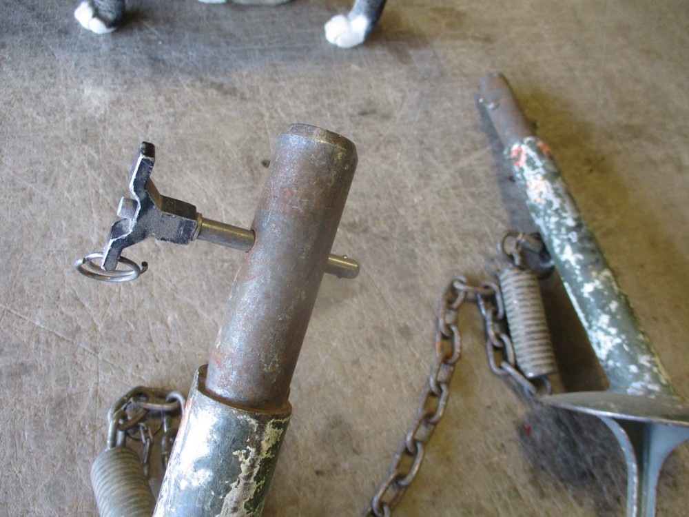 1 Pair Bipod Feet w/Connecting Chains, for M120 Mortar