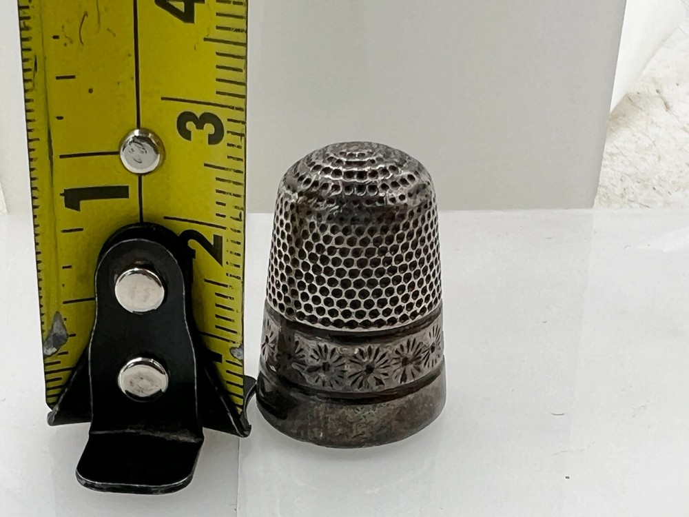 ANTIQUE SOLID SILVER CHARLES HORNER CHESTER THIMBLE DAISY PATTERN