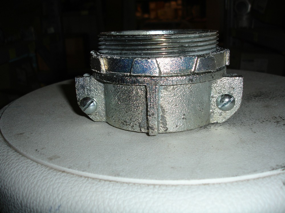 Thomas & Betts 3310 3-1/2" 2SCR NMC CONN