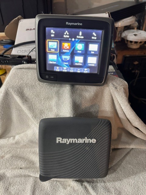 USED Raymarine E70163 Marine GPS Chartplotter Boat