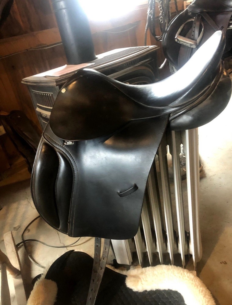 Dressage saddle