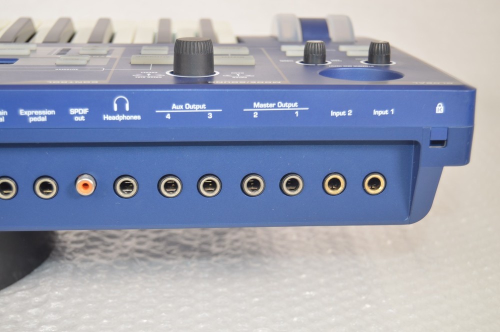 Novation ULTRANOVA Synthesizer Vocoder Blue Keyboard Tested W \ Soft Case Mic