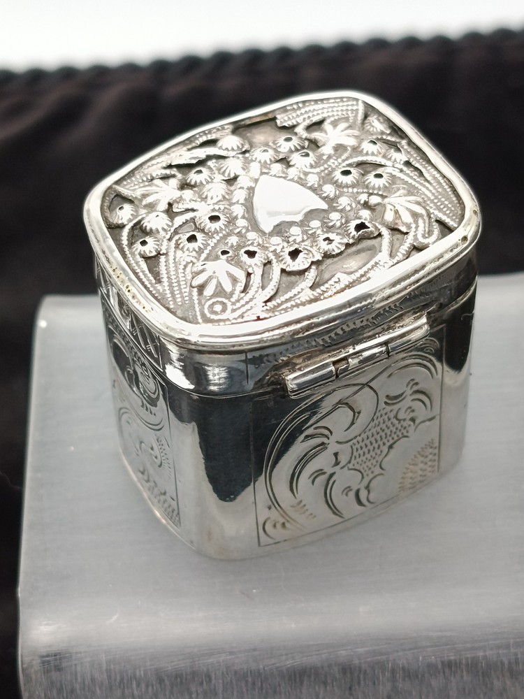 19th Century Dutch Loderein Scent Snuff Solid Silver Repousse Hinged Lid Box