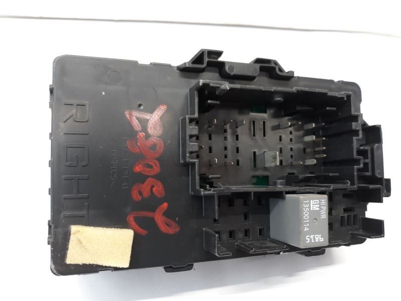 17 SILVERADO RIGHT SIDE CABIN FUSE BOX