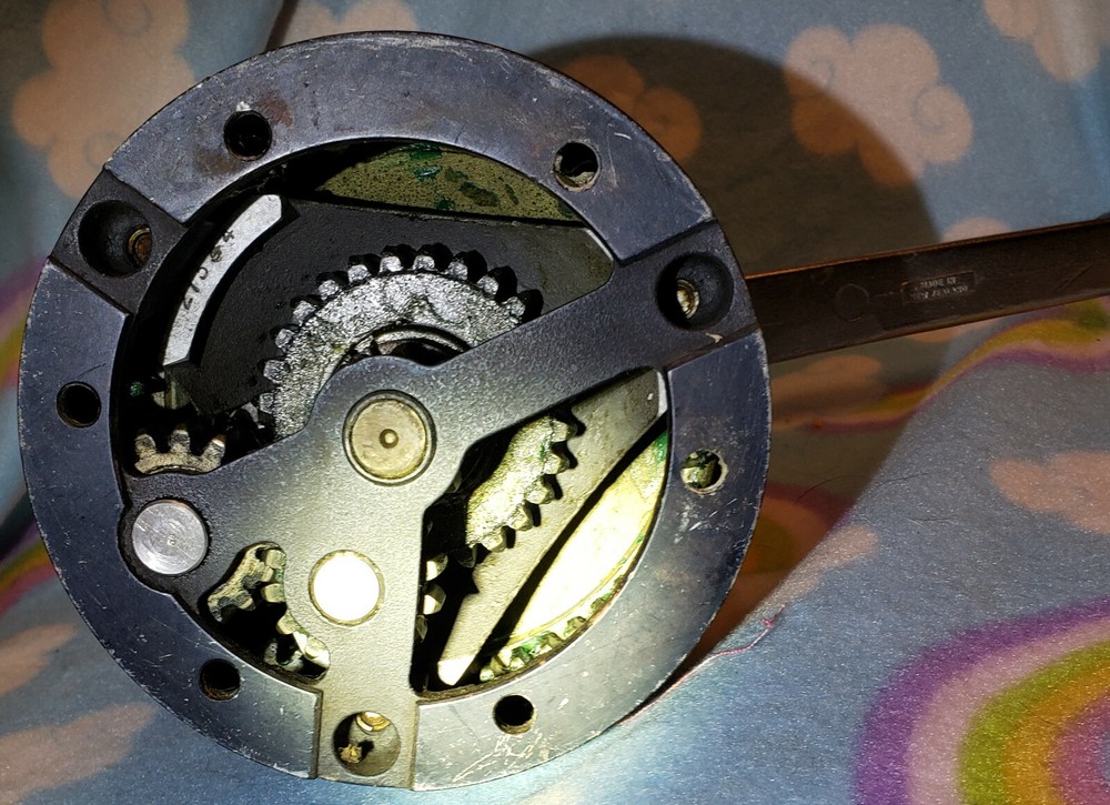 Maxwell 25 Two-Speed Self-Tailing Winch with locking handle