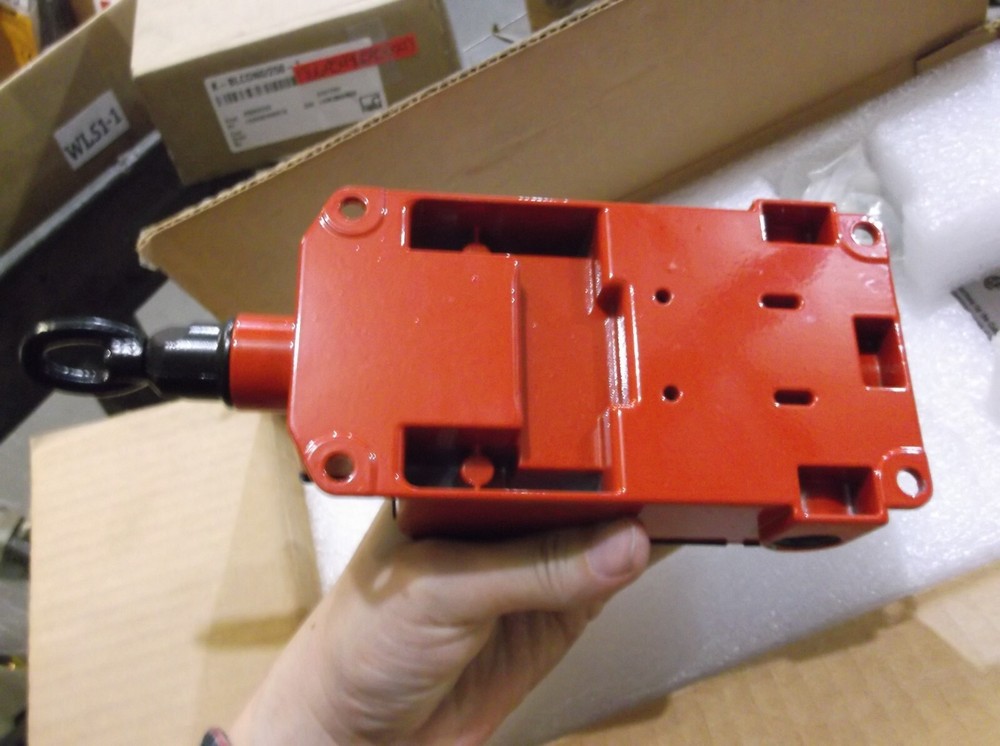 NIB HONEYWELL 1CPSA2B CABLE PULL SAFETY SWITCH MICRO SWITCH 120 VAC (XX2)