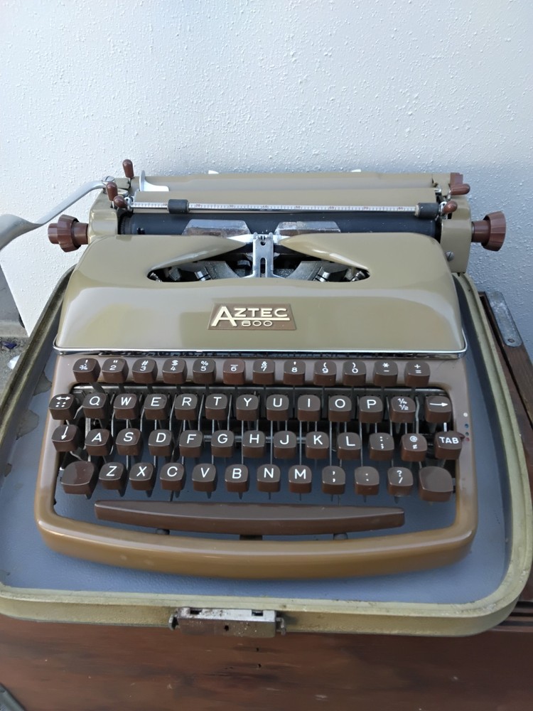 Aztec 600 german typewriter