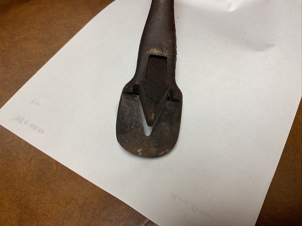 Vintage Cattle Ear Notcher. Good , Rusty. Works.