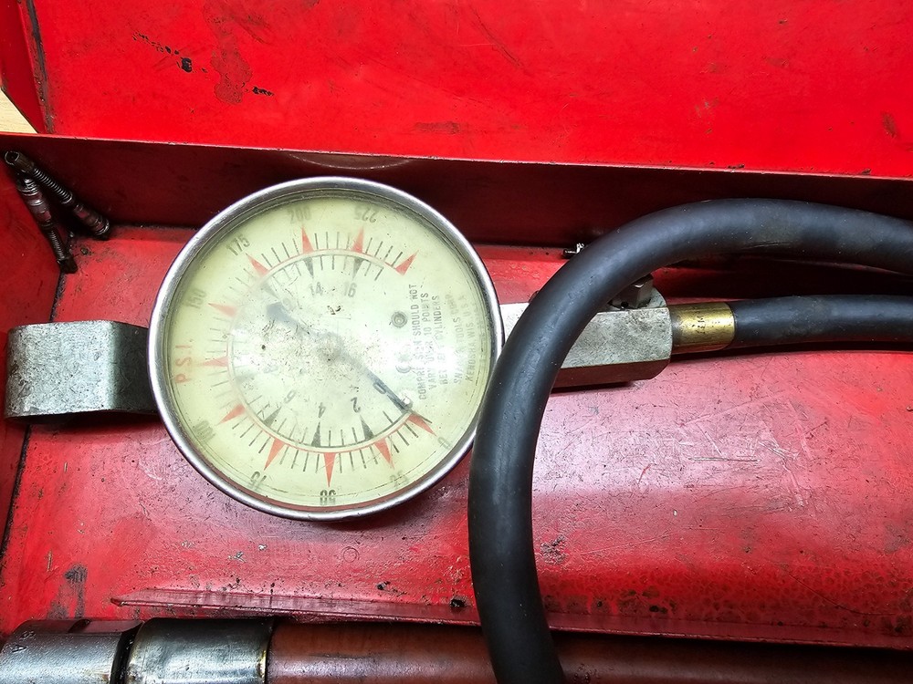 VINTAGE SNAP ON TOOLS COMPRESSION TESTER KIT - 250 PSI - W/ METAL CASE