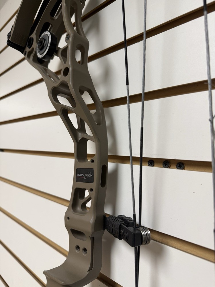 NEW Bowtech Core SR in Sandstone Right Hand 70# 25-30" Compound Bow