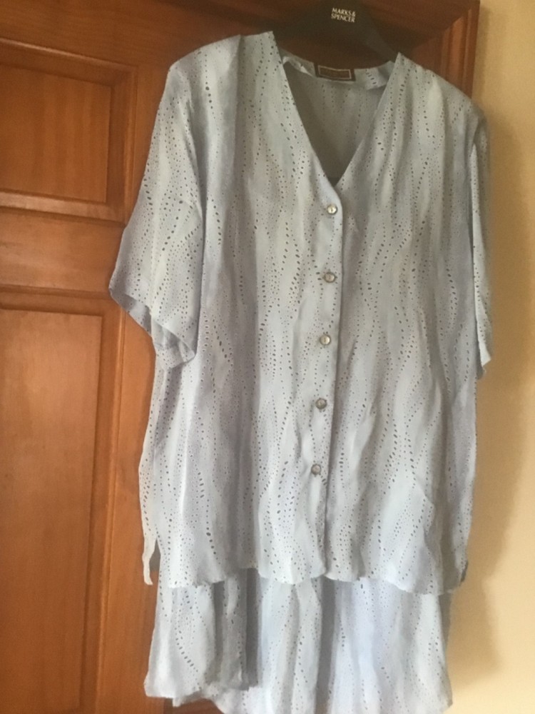 STUNNING. STRAVEN Skirt/blouse Size 18