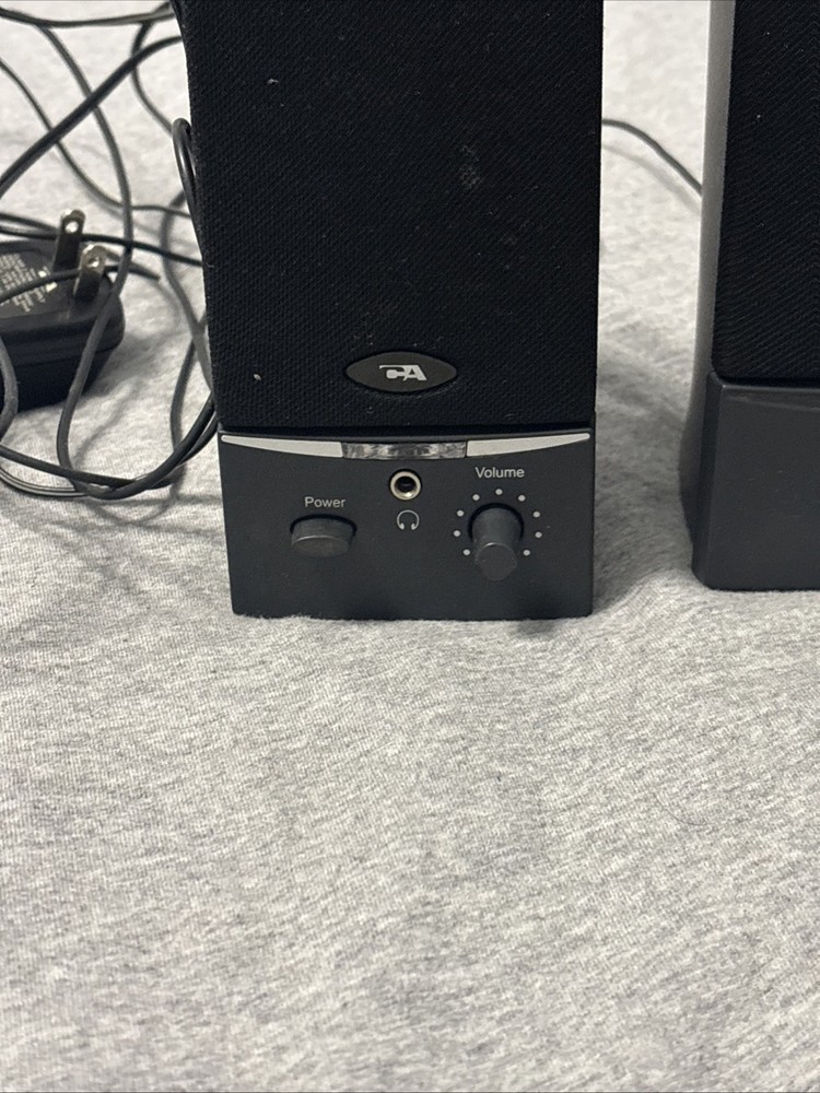 Desk Top Computer Speakers 7” Tall