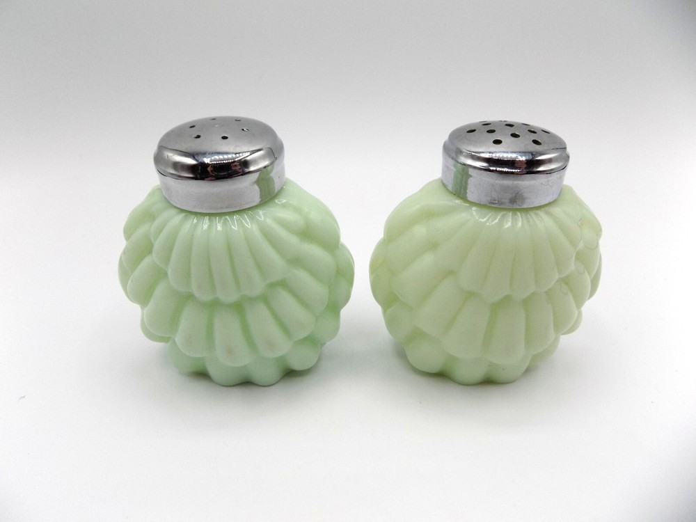 EAPG CONSOLIDATED Green Overlapping SHELL Pattern Salt & Pepper Shakers