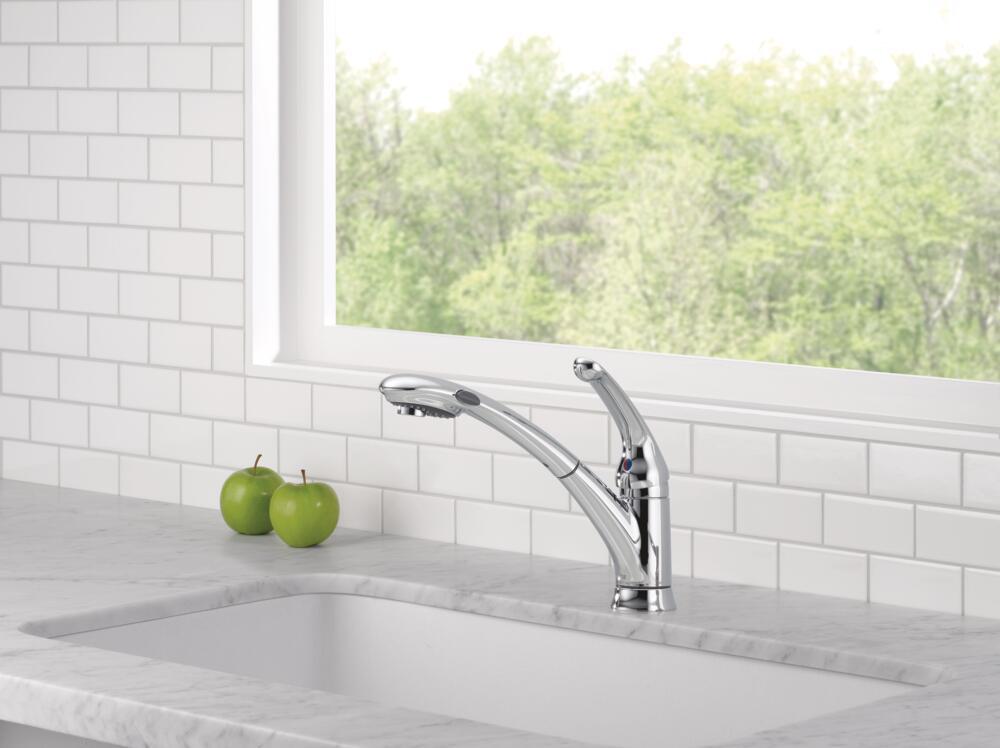 Delta Signature Pull-Out Kitchen Faucet 1-Handle Chrome-Certified Refurbished