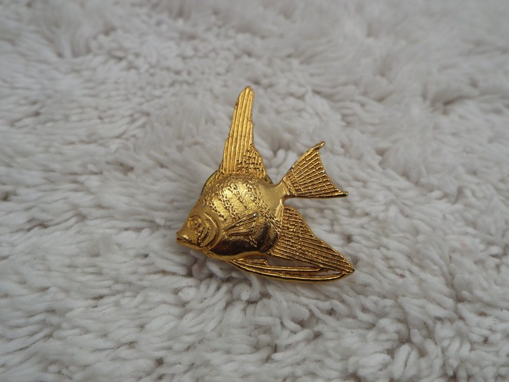 Goldtone Fish Tac Pin (C33)