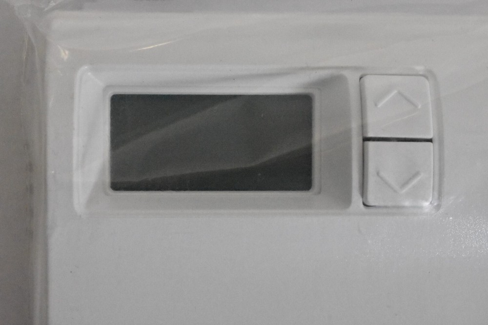 DAIKIN 6683754012 Heat 2 Cool Auto Manual Changeover Hardwired Non-Programmable