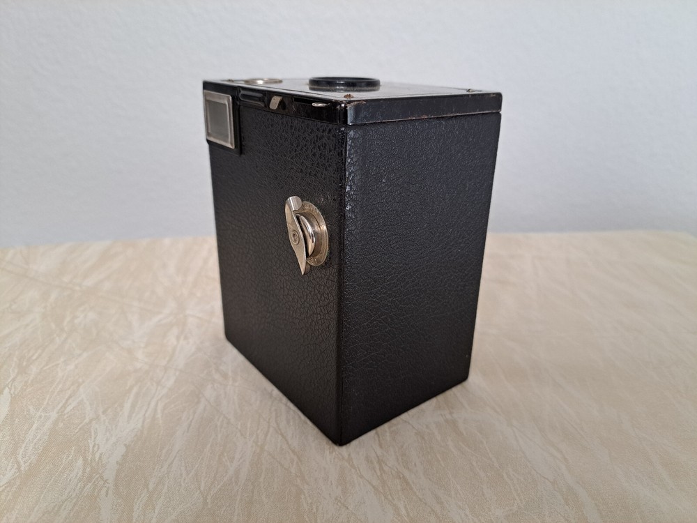 Kodak Six-20 Brownie Junior Box Camera- unable to get open.
