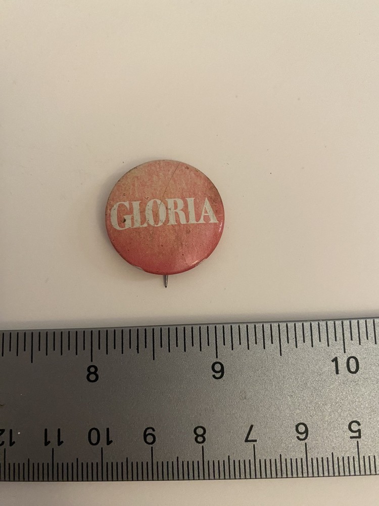 Gloria Pin Back Button P94