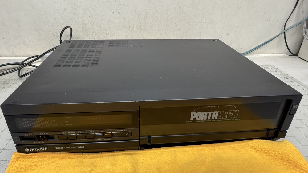 HITACHI VT-TU98A PORTADECK VIDEO SYSTEM TUNER ONLY POWERS ON - REST UNTESTED 🔥