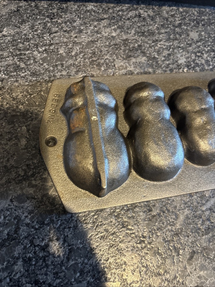 Cast Iron Snowmen Baking Pan