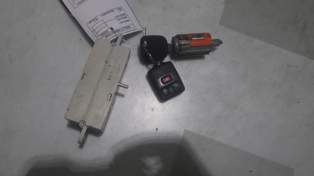04 FORD MUSTANG Ignition W/Key