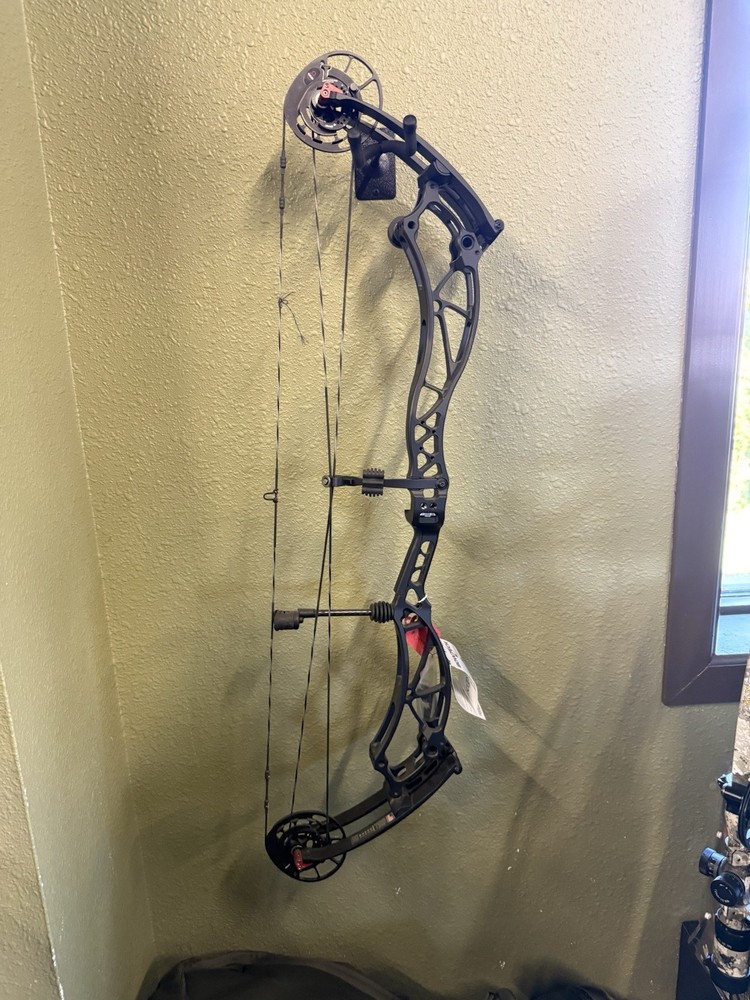 NEW!!! Bowtech Reckoning 38 Compound Bow Black Right Hand Target Archery