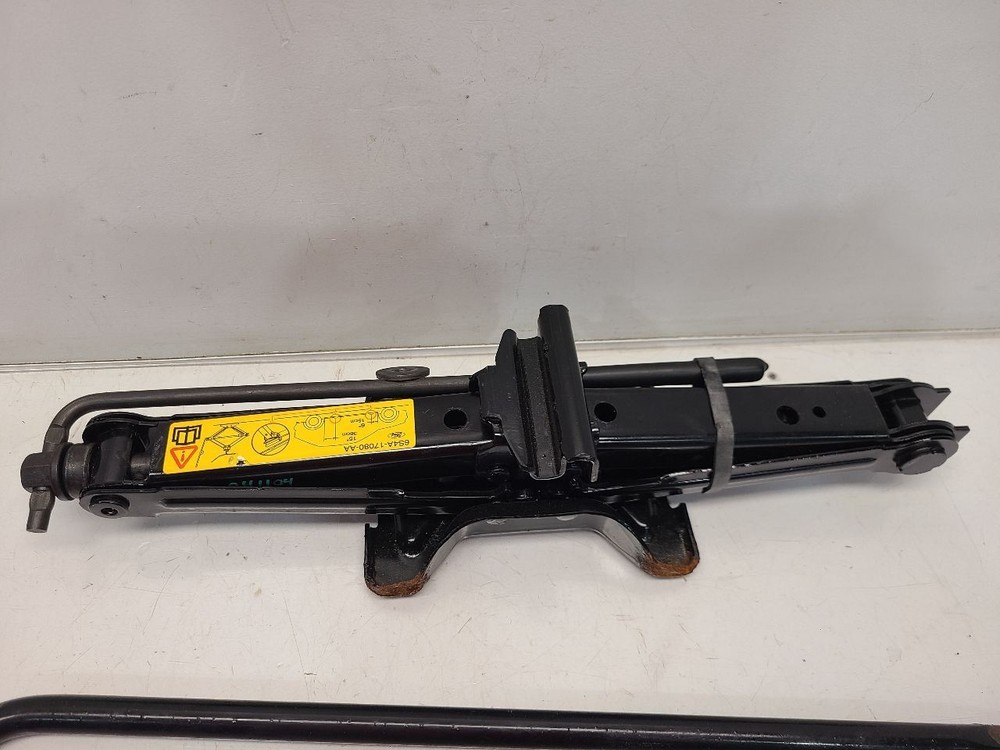 2007 Ford Focus (2.0L / Coupe Wagon) Emergency Jack W/ Tools