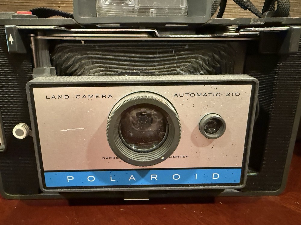 Polaroid Automatic 210 Land Camera Untested