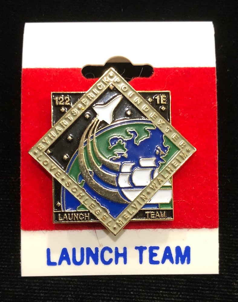 STS-122 SPACE SHUTTLE ATLANTIS LAUNCH TEAM PINBACK WITH HANGER RACK CARD