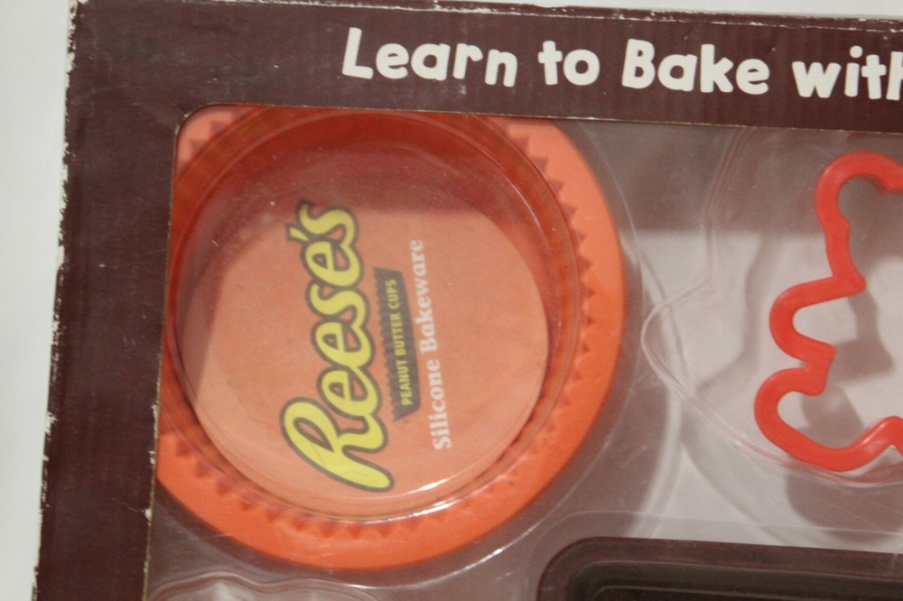 Hersheys Learn to Bake with Hersheys 8 Piece kid's Pack Silicon Bakeware Cookie