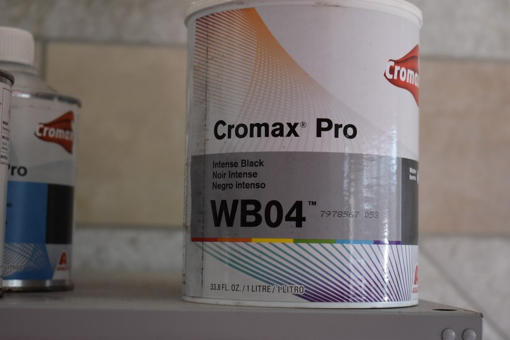 Cromax Pro WB04 Intense Black Axalta Quart