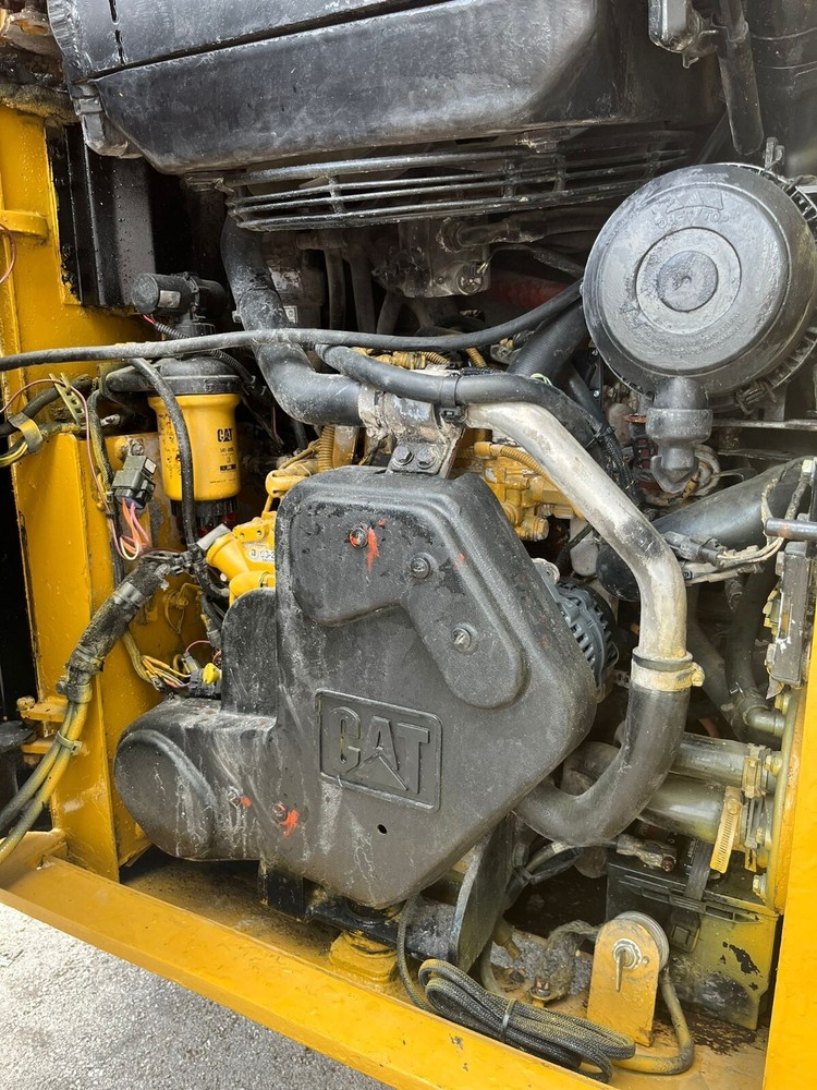 2015 Caterpillar 226D Enclosed Cab Skid Steer Loader
