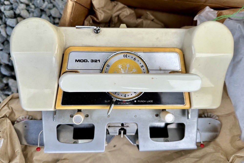 Studio SK-321 Knitting Machine!