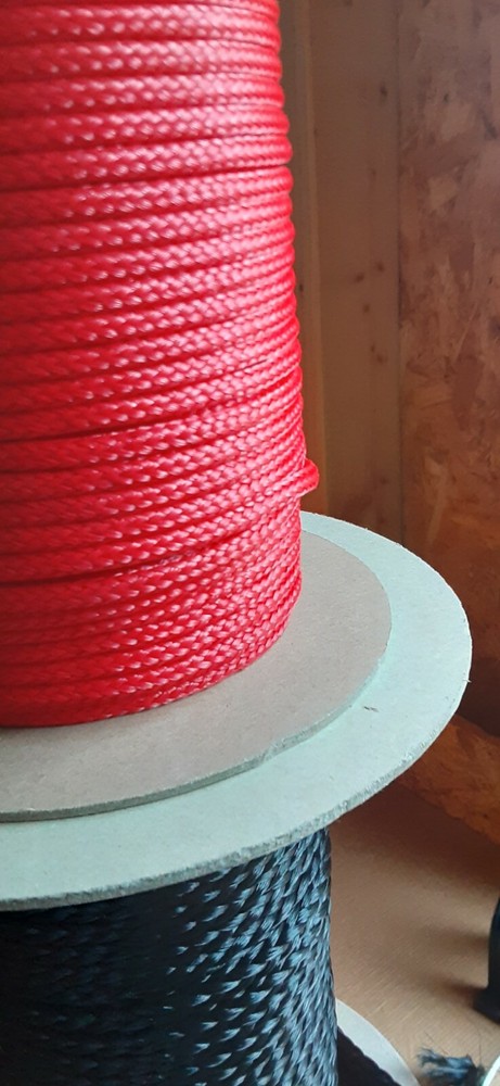 6mm x 320 ft. 16 Strand Hollow Braid Polyethylene Rope. Red.