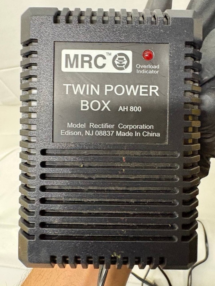 MRC MODEL AH800 "TWIN POWER BOX" TWO OUTPUT AC ACCESSORY POWER SUPPLY